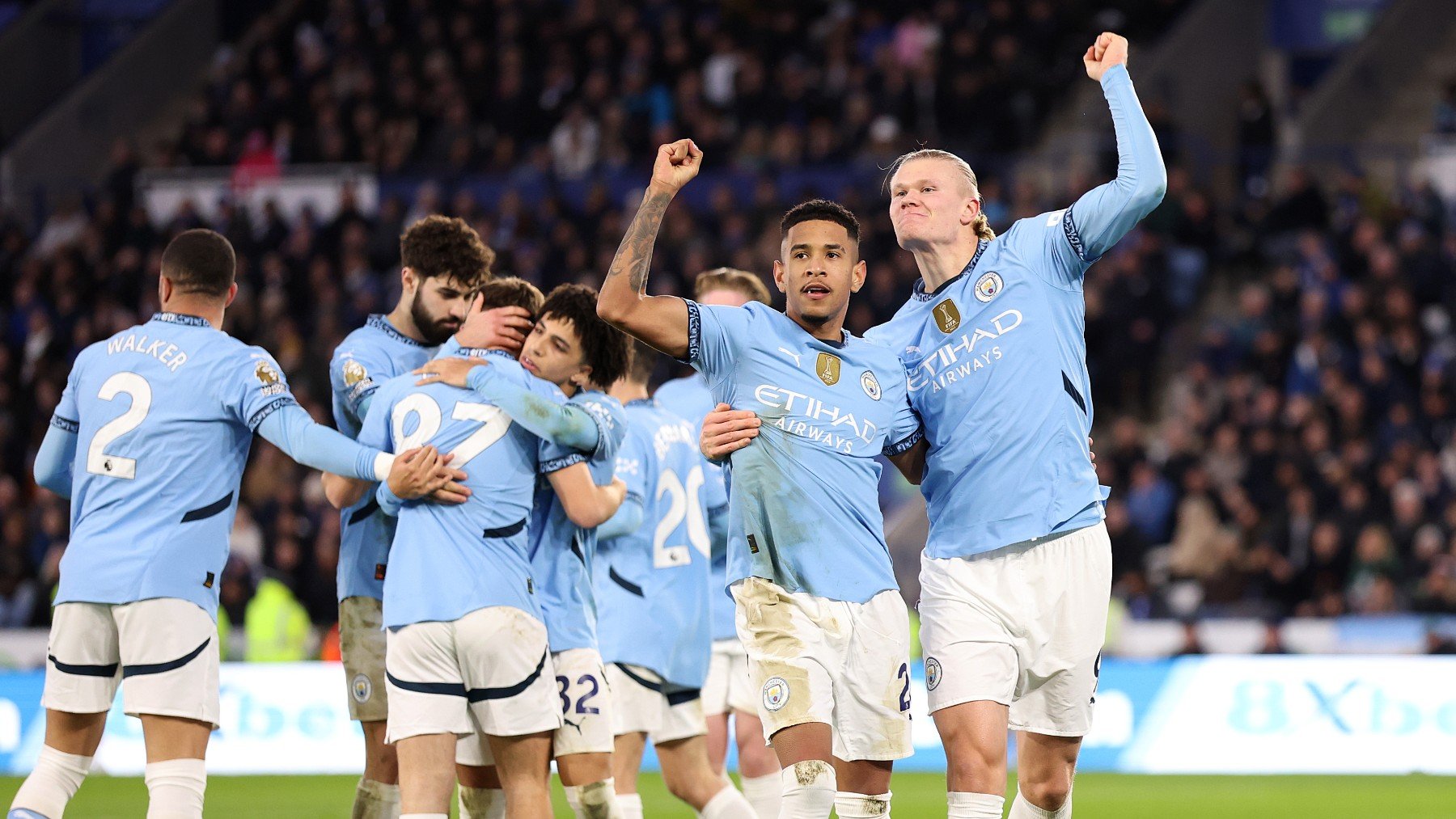 Erling Haaland y Savinho celebran un gol del Manchester City. (Getty)