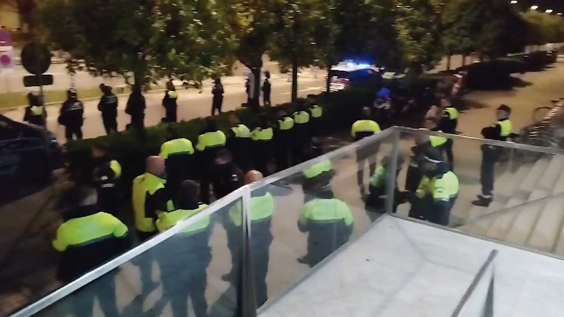 Despliegue policial tras el intento de asalto a la Jefatura de Sevilla.