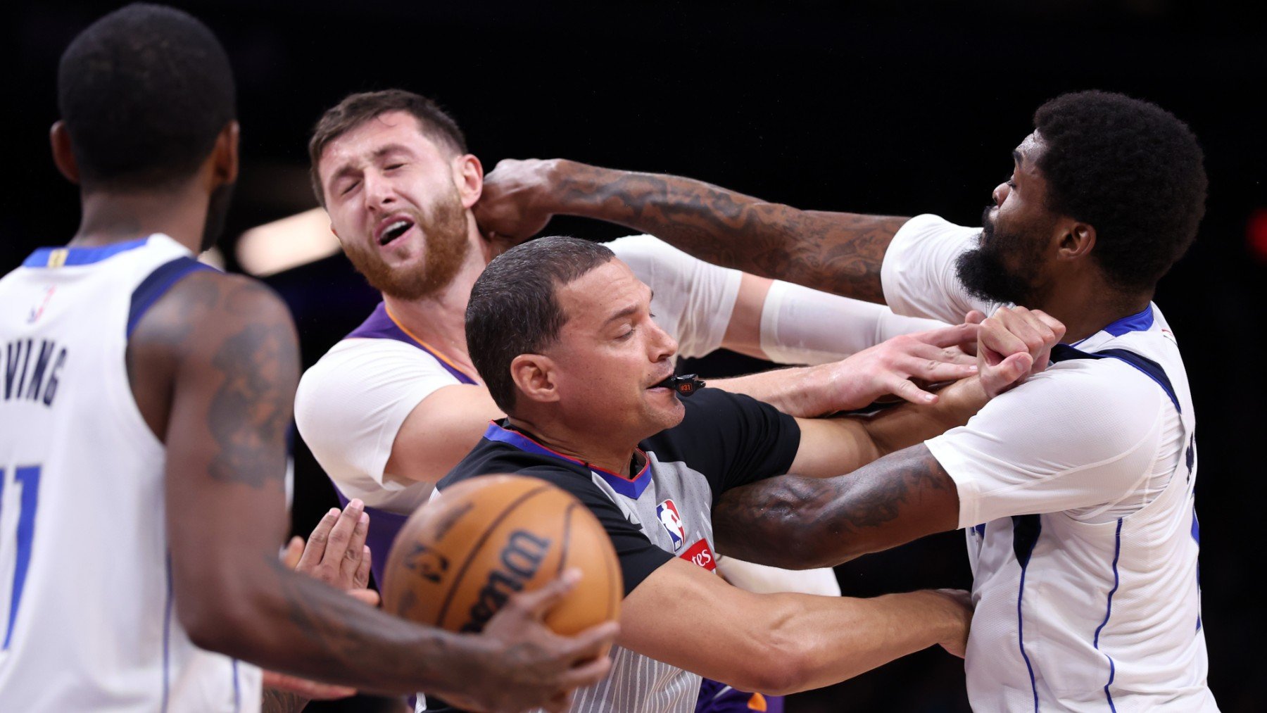 Naji Marshall de los Mavericks golpea a Jusuf Nurkic de los Suns. (Getty)