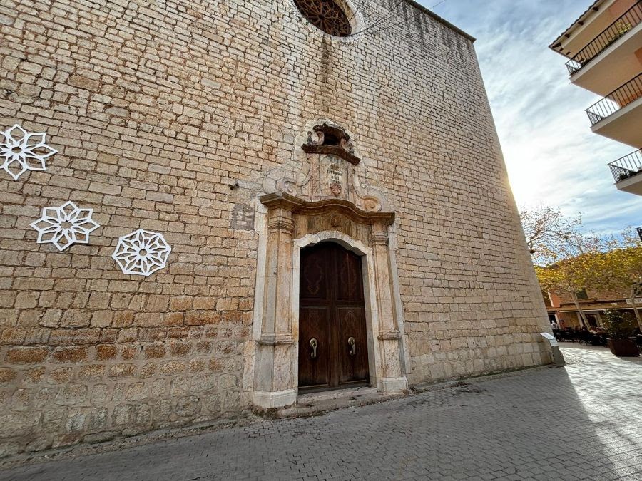 Portada de la iglesia parroquial de Sant Barromeu de Alaró.