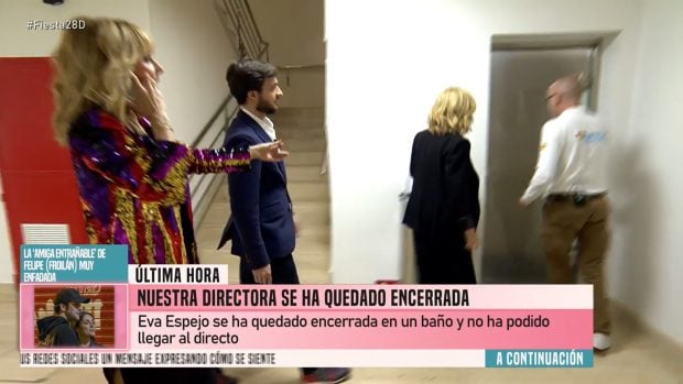 Emma García se dirige a los baños del grupo de comunicación. (Mediaset)