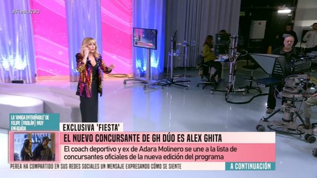 Emma García se pasea por el plató de Fiesta. (Mediaset)