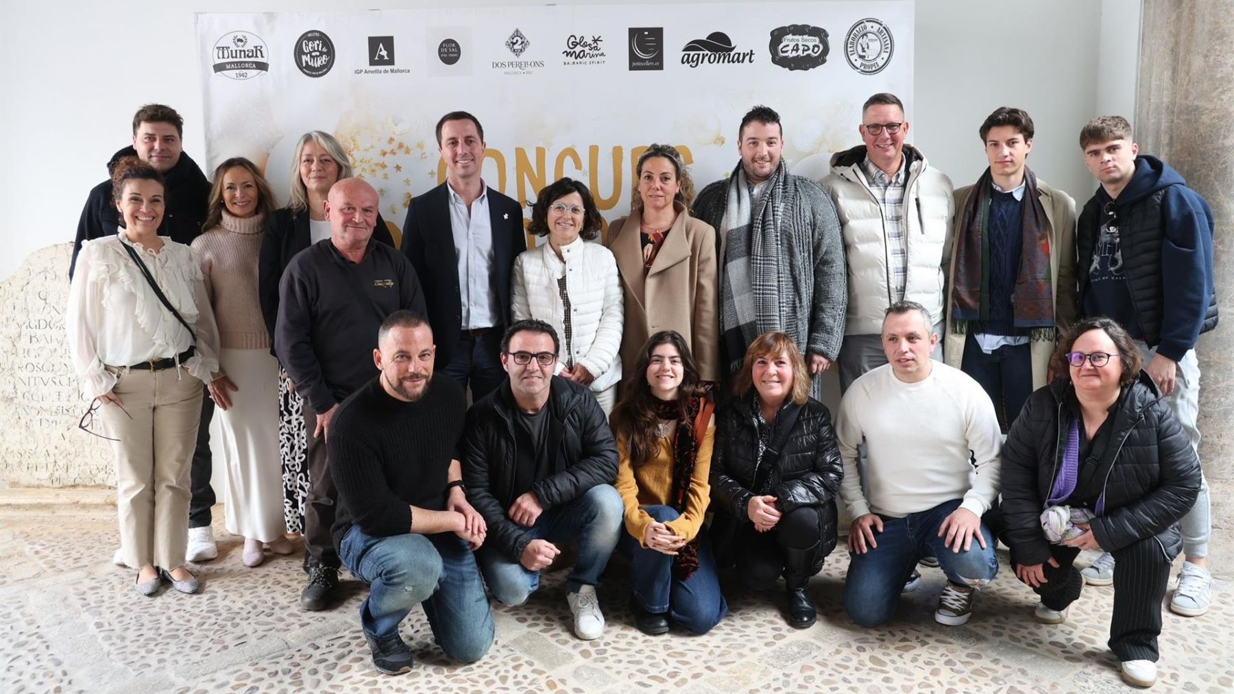 Llorenç Galmés con los finalistas de la II edición del Concurso de Escaparates de Navidad de la Part Forana.