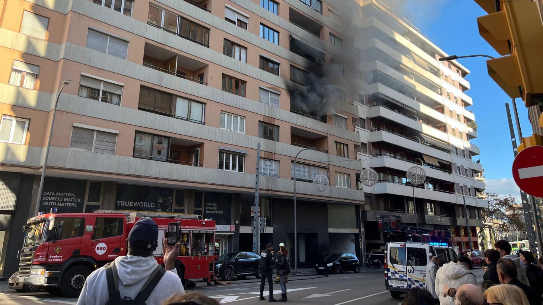 Incendio en el tercer piso de un edificio de la calle Cataluña de Palma. (T. Bordoy)