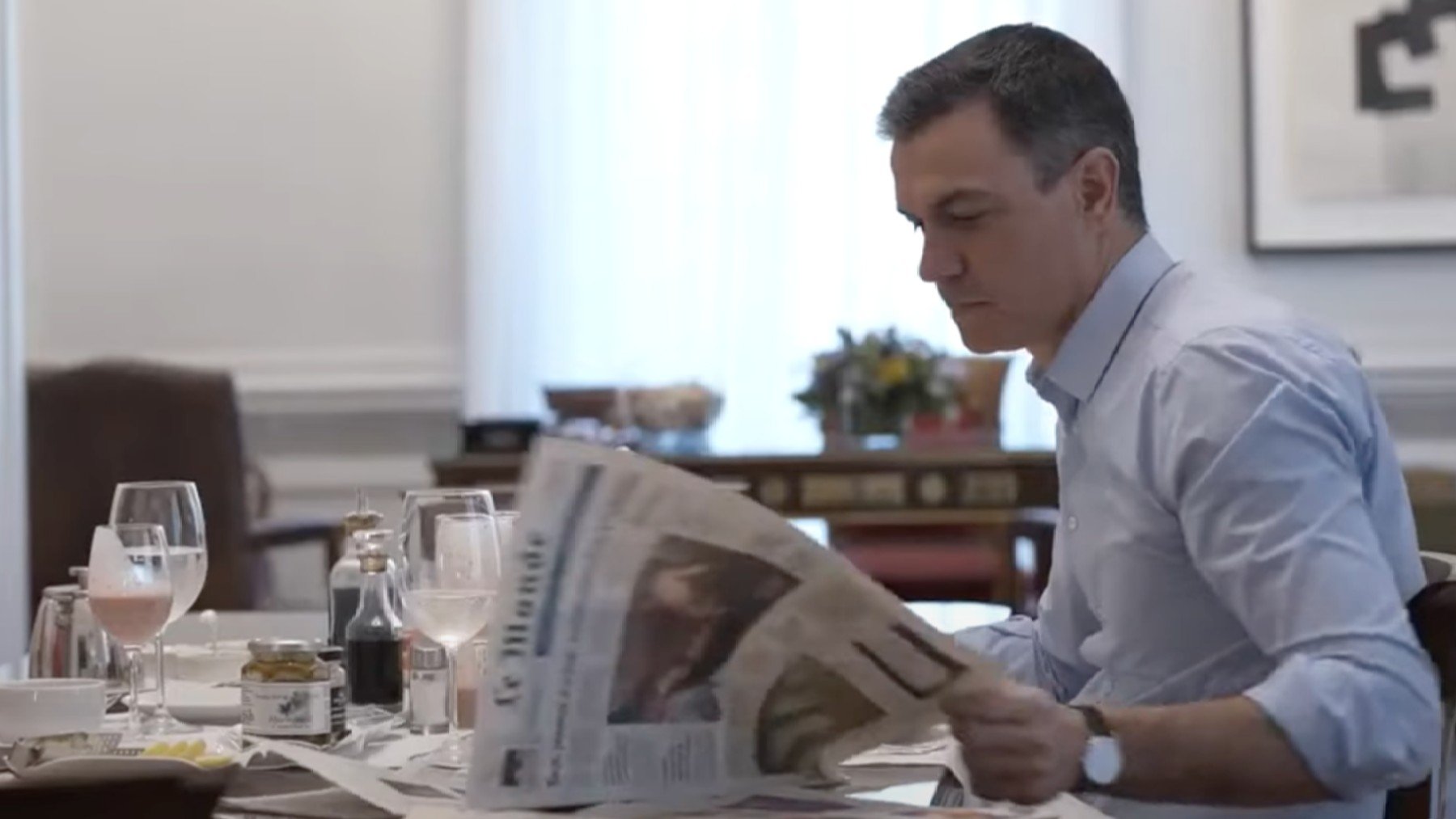 Pedro Sánchez leyendo el periodico.