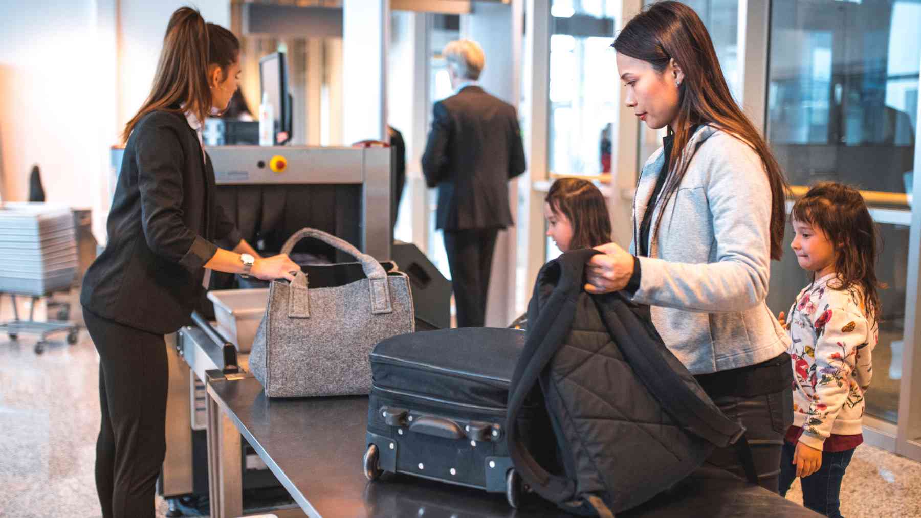 Control de seguridad en el aeropuerto.