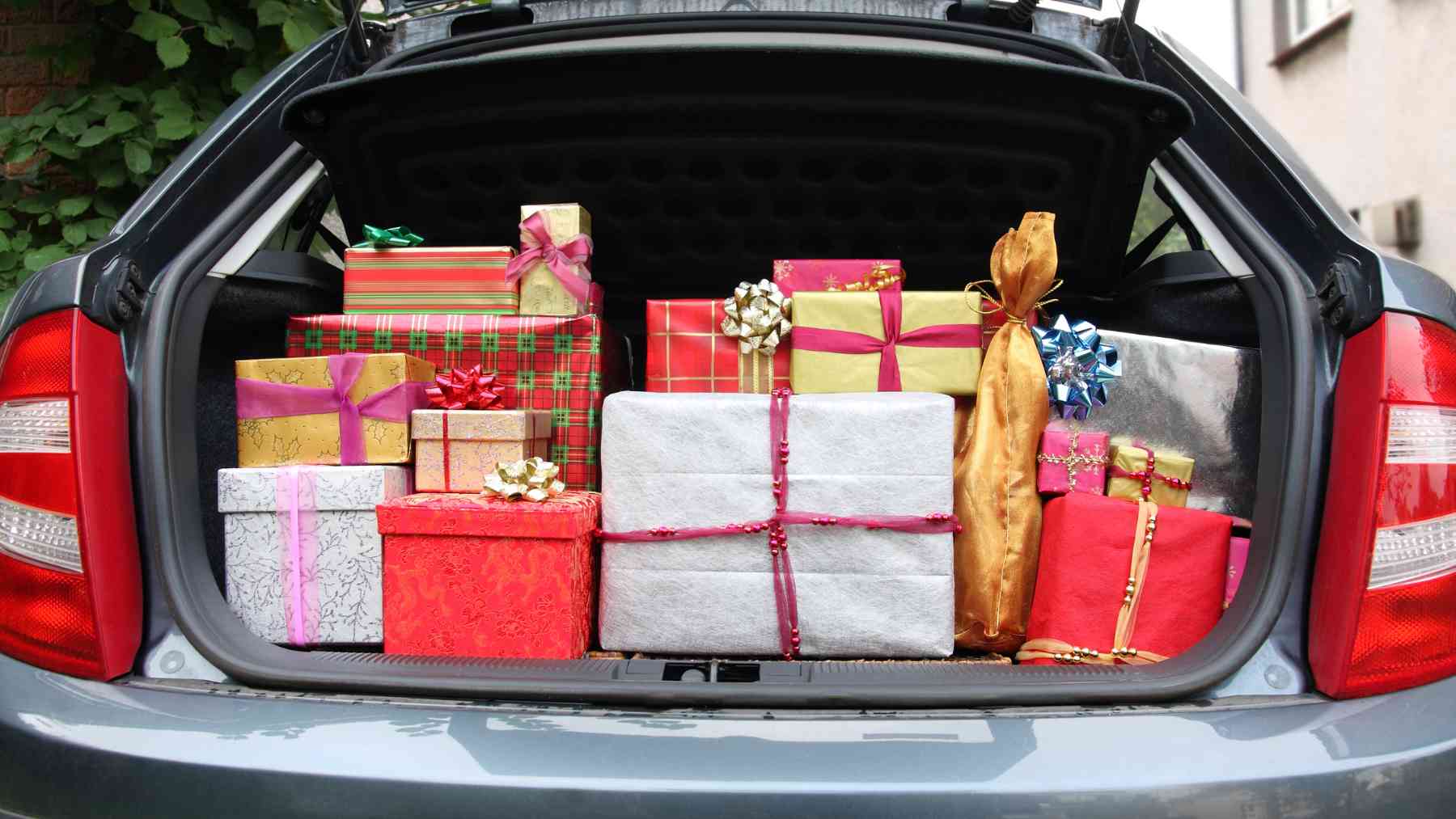 Regalos en el maletero del coche.