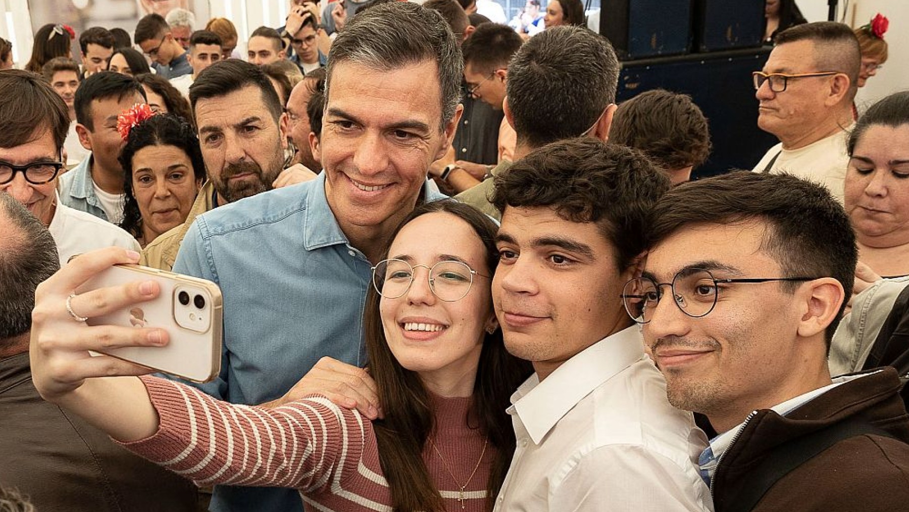 Pedro Sánchez con jovenes.