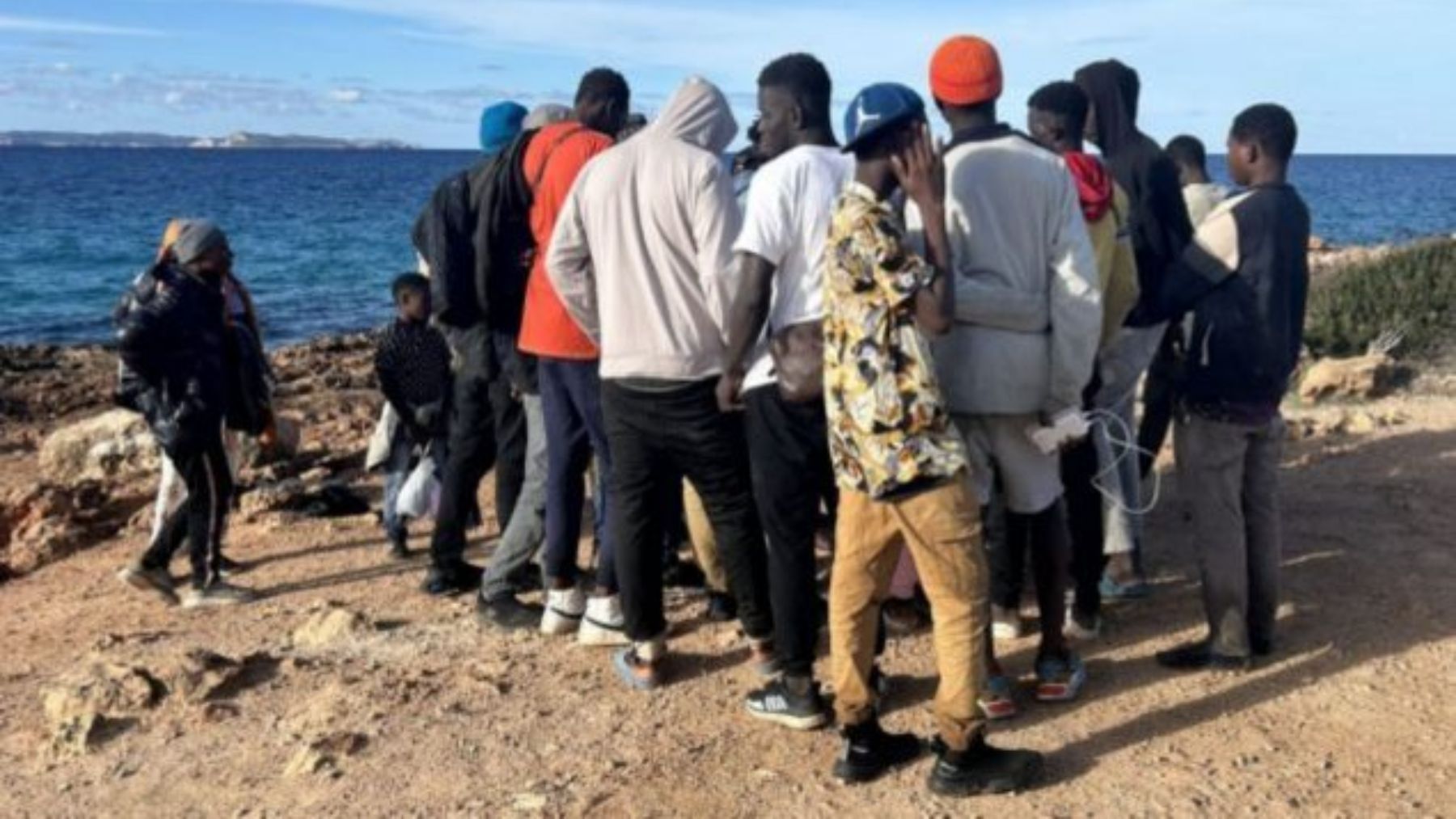 Migrantes llegados en patera a la costa sur de Mallorca.