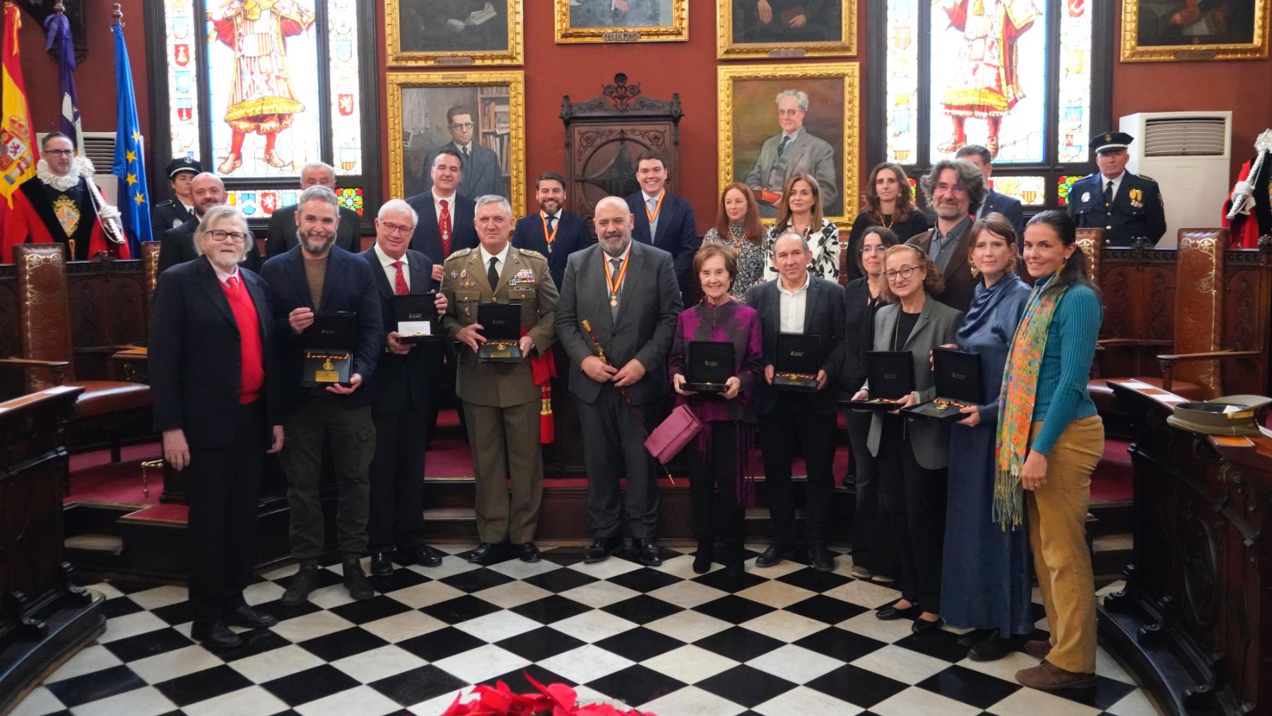 El alcalde de Palma, Jaime Martínez, con los premiados con la Medalla de Oro.