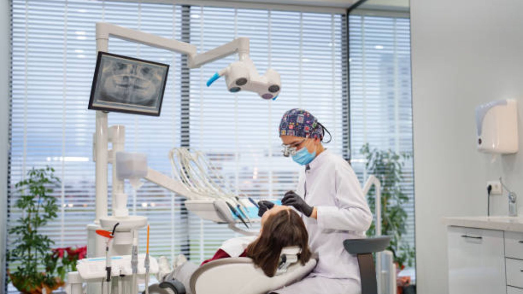 Persona recibiendo tratamiento dental.