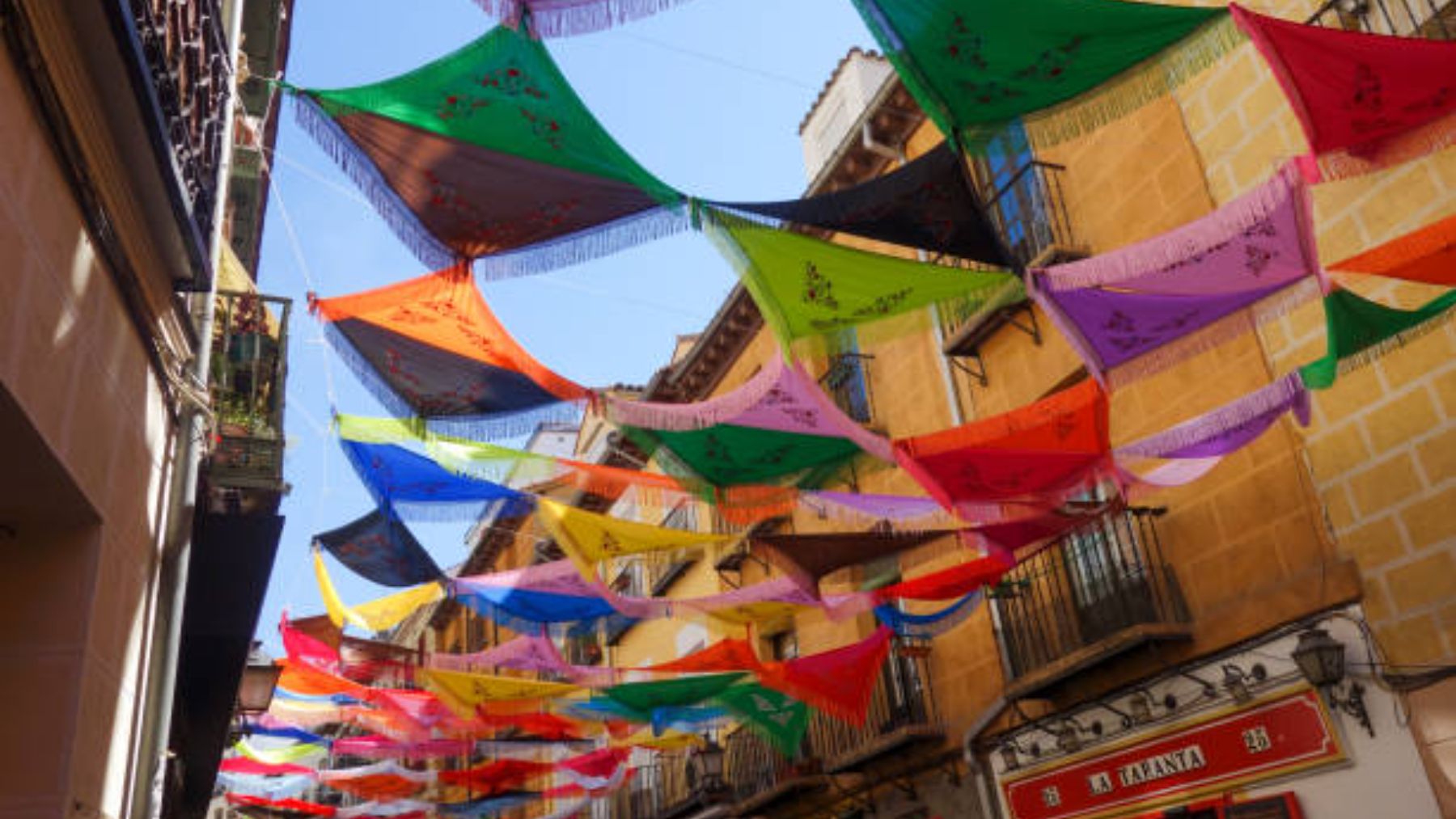 Calle de Madrid adornada por las fiestas de la Paloma.