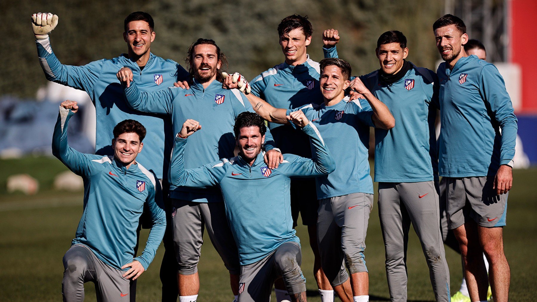 Los jugadores celebran una victoria en un partidillo de entrenamiento.