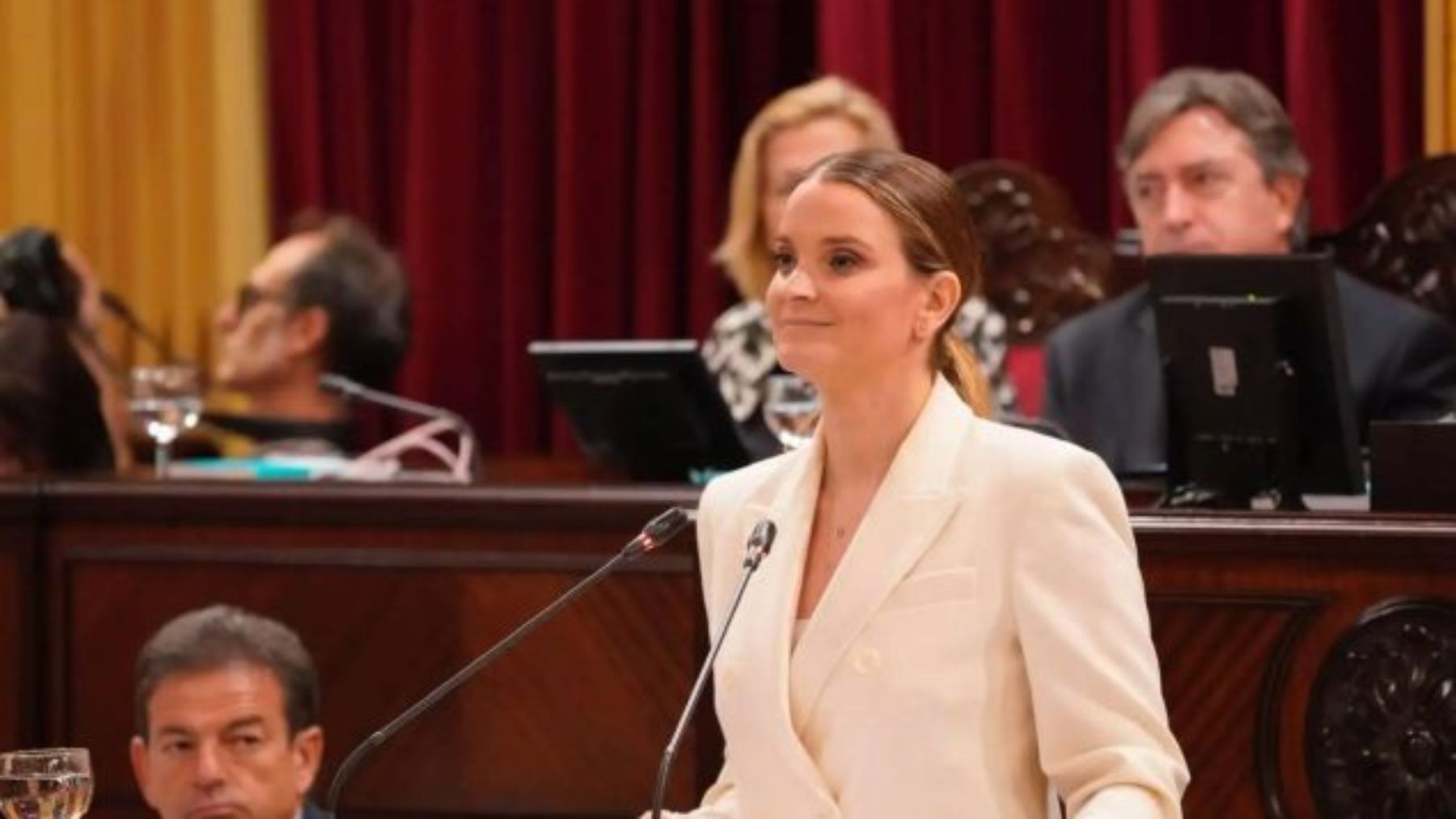 Marga Prohens en la tribuna del Parlament.