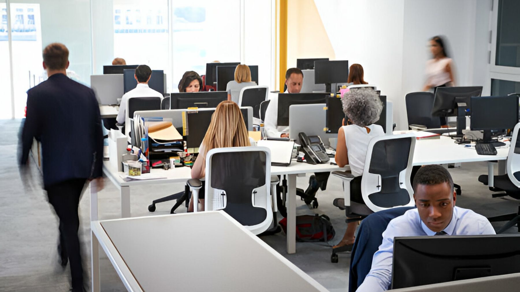 Trabajadores en una oficina.