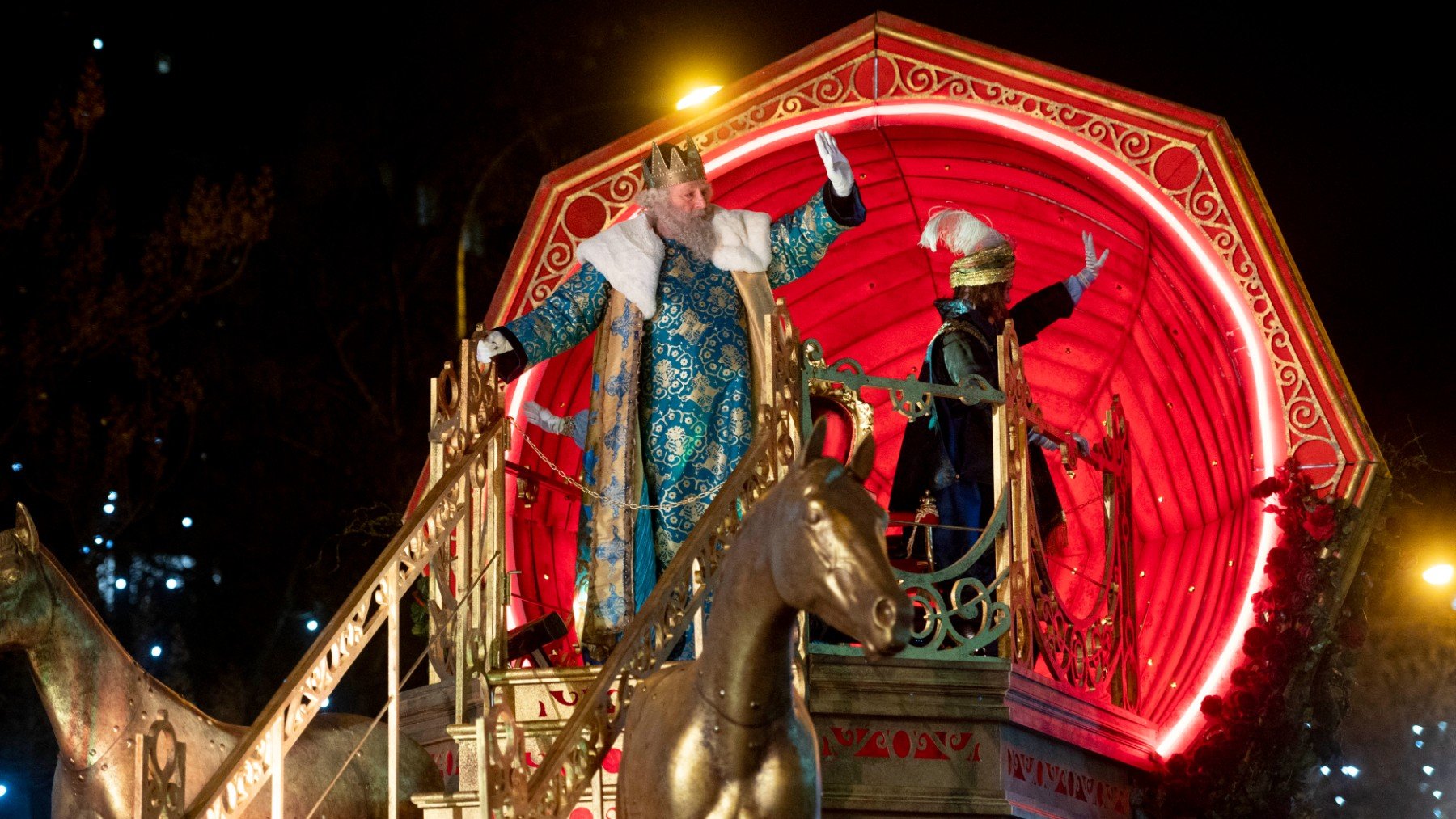 El Rey Melchor saluda a los niños durante la cabalgata, el 5 de enero de 2024, en Madrid.