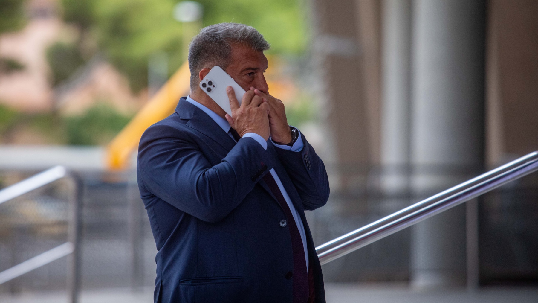 Joan Laporta atienda al teléfono. (EP)