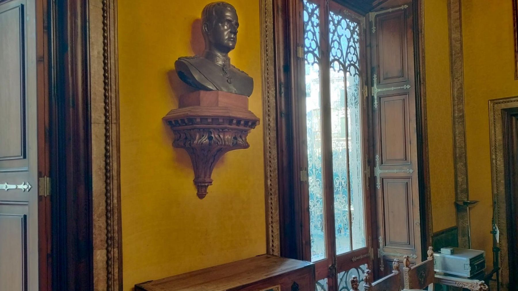 Busto del Rey emérito en la sala de audiencias del Consell de Mallorca.