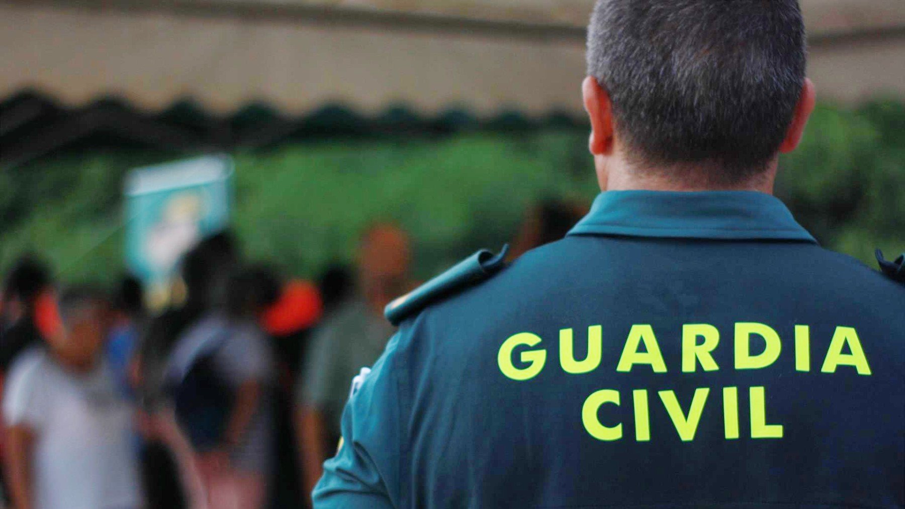 Un agente de la Guardia Civil de espaldas.