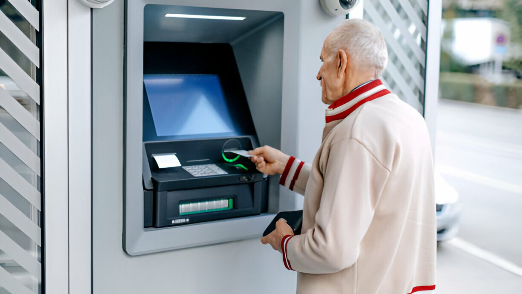 Jubilado sacando dinero de un cajero.