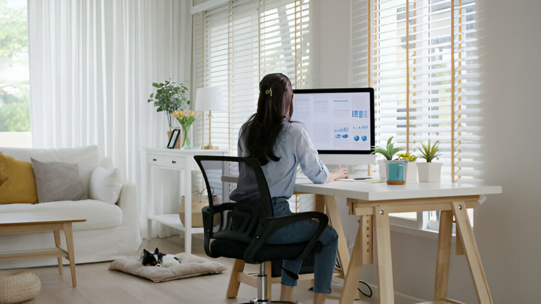 Mujer teletrabajando.