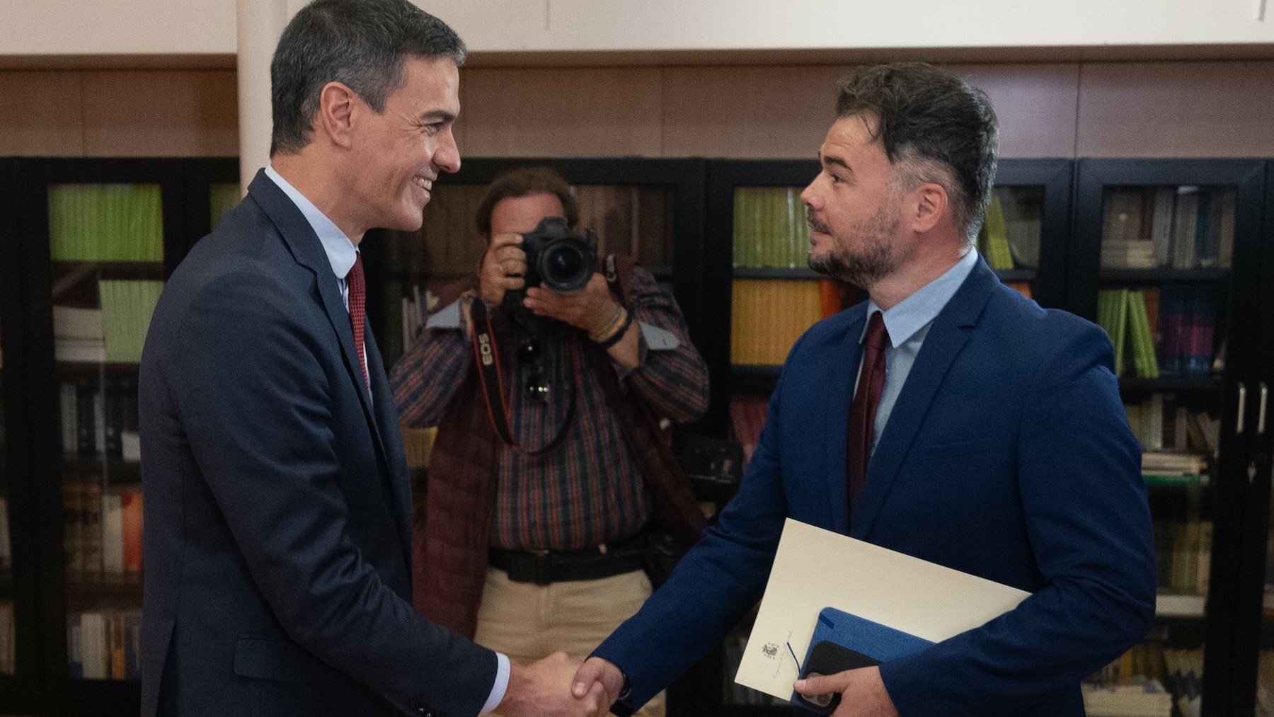 Efusivo saludo de Sánchez a Gabriel Rufián, de ERC. (Foto: EP)