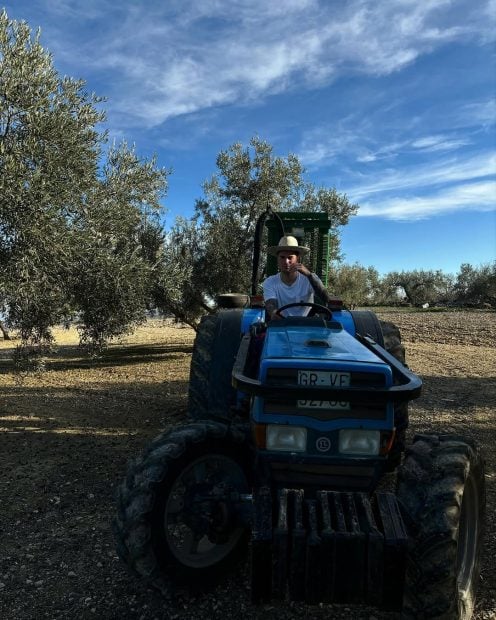 Sergio Aguilera con su tractor. (Instagram)