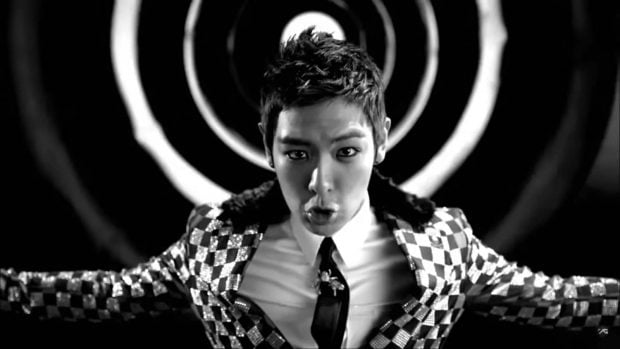 T.O.P en el videoclip de 'TURN IT UP'.