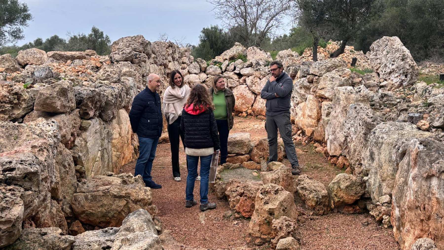 Visita del Consell de Mallorca al yacimiento Es Turassot de Costitx.