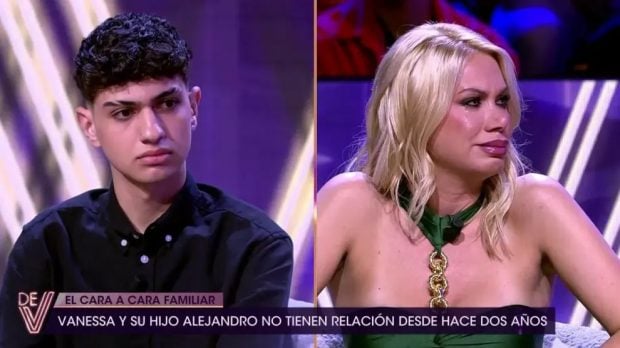 Alejandro junto a su madre, Vanessa Bouza, en De Viernes. (Mediaset)