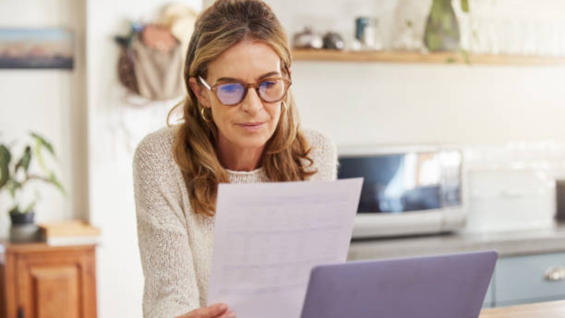 Mujer mirando un documento.