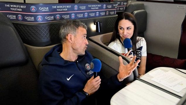 Luis Enrique dio una rueda de prensa en pleno vuelo hacia Catar. (PSG)