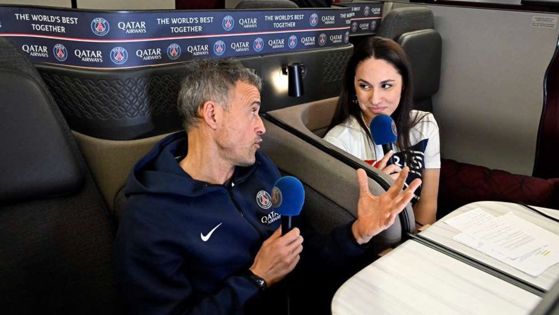 Luis Enrique dio una rueda de prensa en pleno vuelo hacia Catar. (PSG)