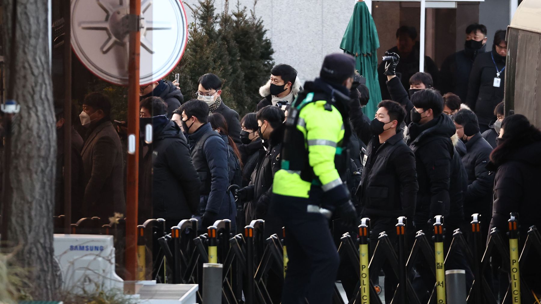 Seguidores del presidente surcoreano a las puertas de su residencia. (Foto: Ep)