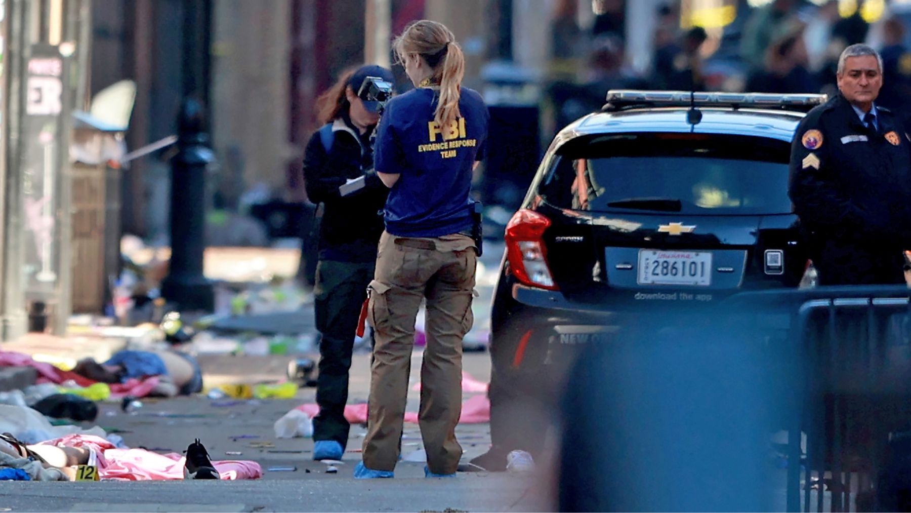 Víctimas y agentes del FBI en Bourbon Street tras el atentado en Nueva Orleans. (Getty)