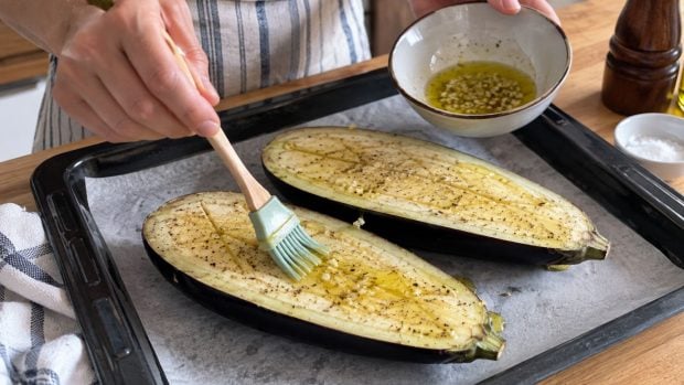 Salpimentamos las berenjenas y las pintamos con esta mezcla hasta que est&eacute;n perfectamente cubiertas de esta mezcla.