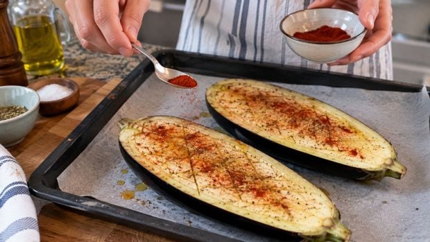 Podemos ponerle una cucharadita de piment&oacute;n picado le dar&aacute; un poco de sabor, alegr&iacute;a y color a las berenjenas