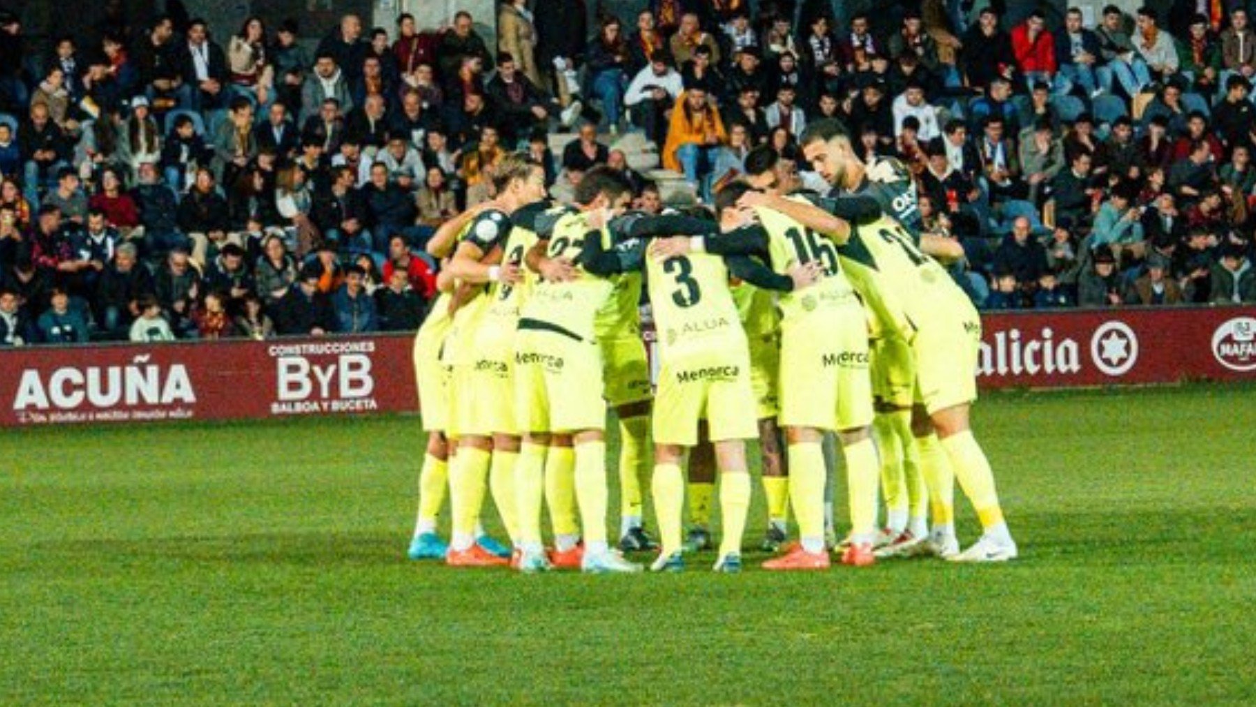 Los jugadores, antes del partido en Pontevedra.