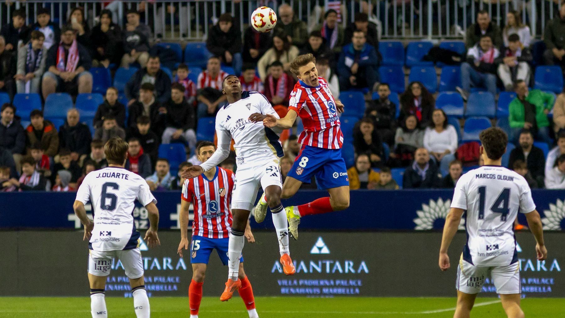 Dorian Junior y Pablo Barrios pelean por un balón. (EFE)