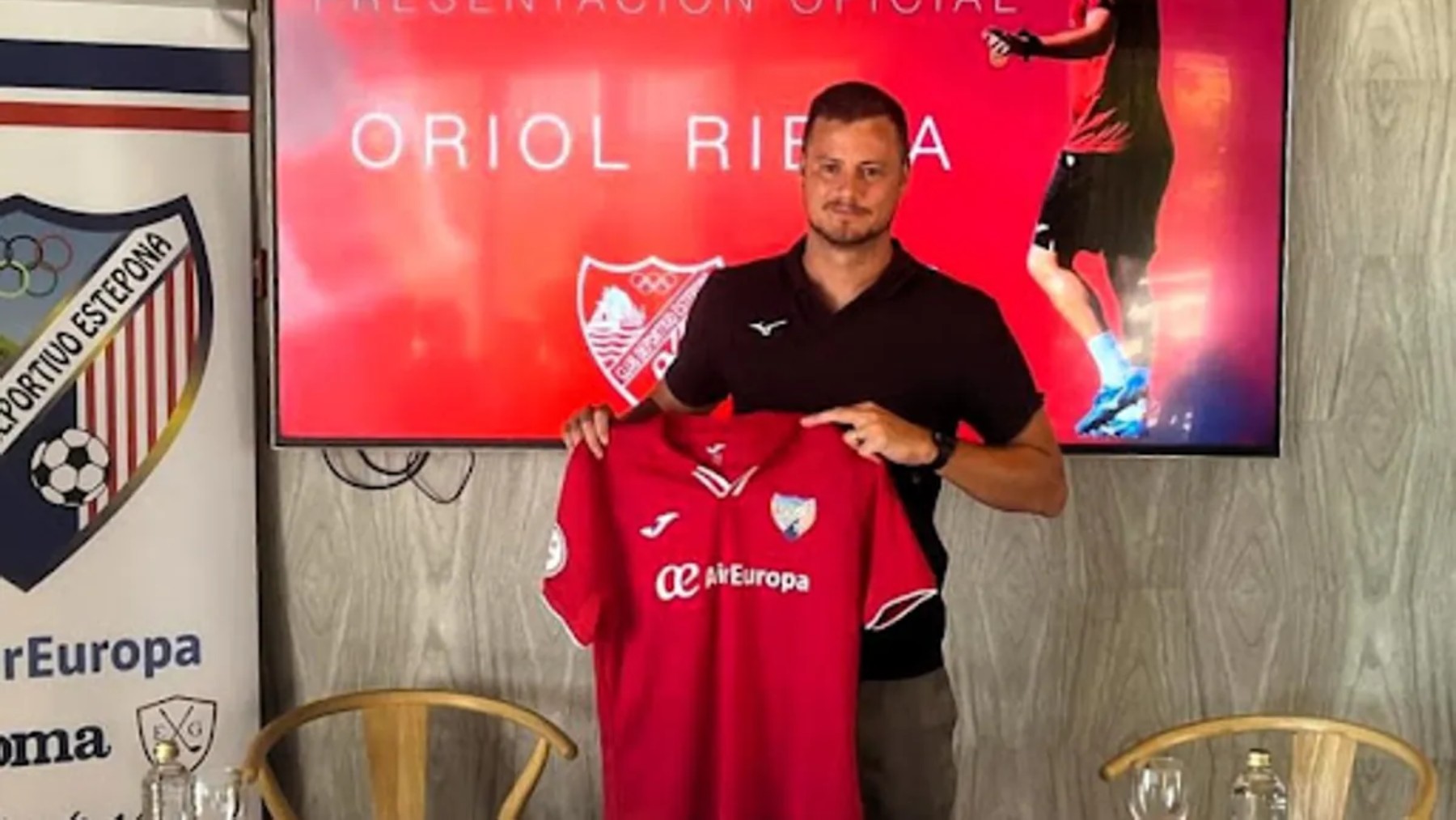 Oriol Riera, durante su presentación como entrenador del Estepona. (CD Estepona)