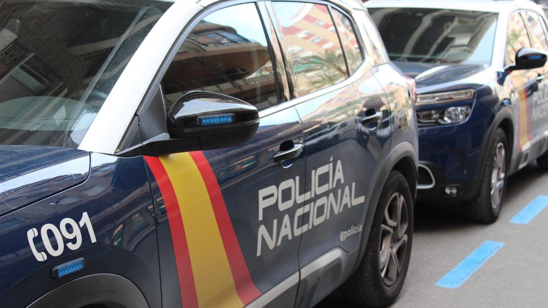 Vehículos policiales estacionados.