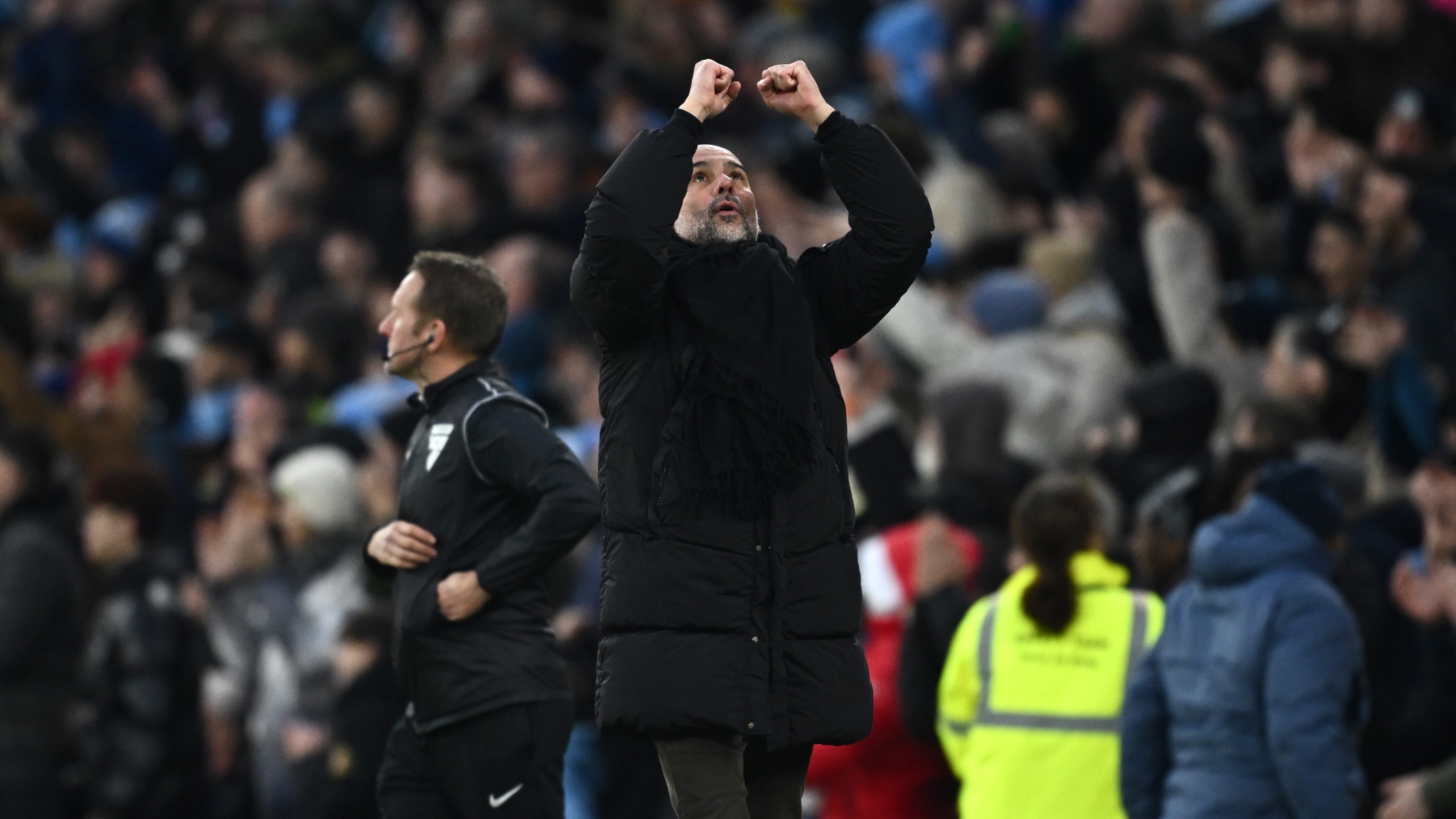 Pep Guardiola celebra los goles del Manchester City ante el West Ham. (Getty)