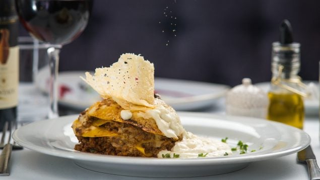 Reserva viral en un restaurante, cobrar por la reserva, polémica por cobrar por reservar en un restaurante, debate sobre reservas en restaurante.