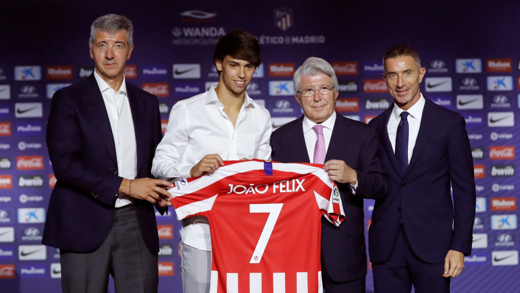 Andrea Berta, junto a Enrique Cerezo durante la presentación de Joao Félix como jugador del Atlético. (EFE)