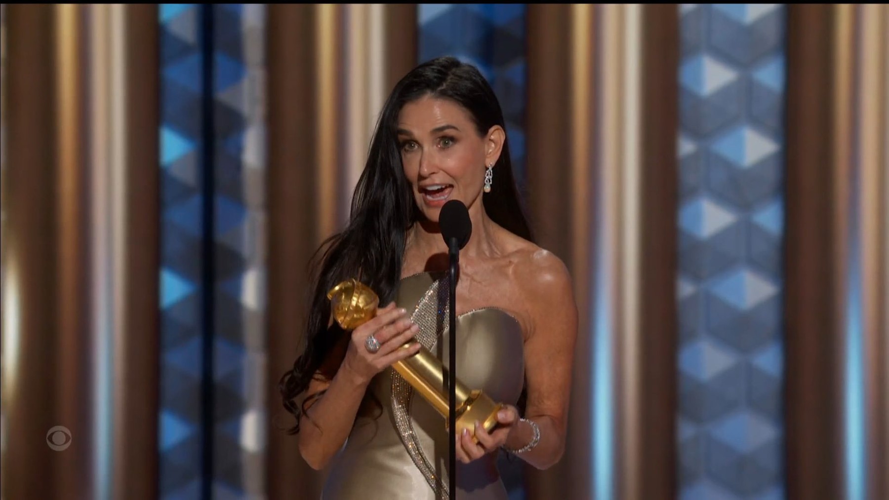 Demi Moore gana el Globo de Oro.