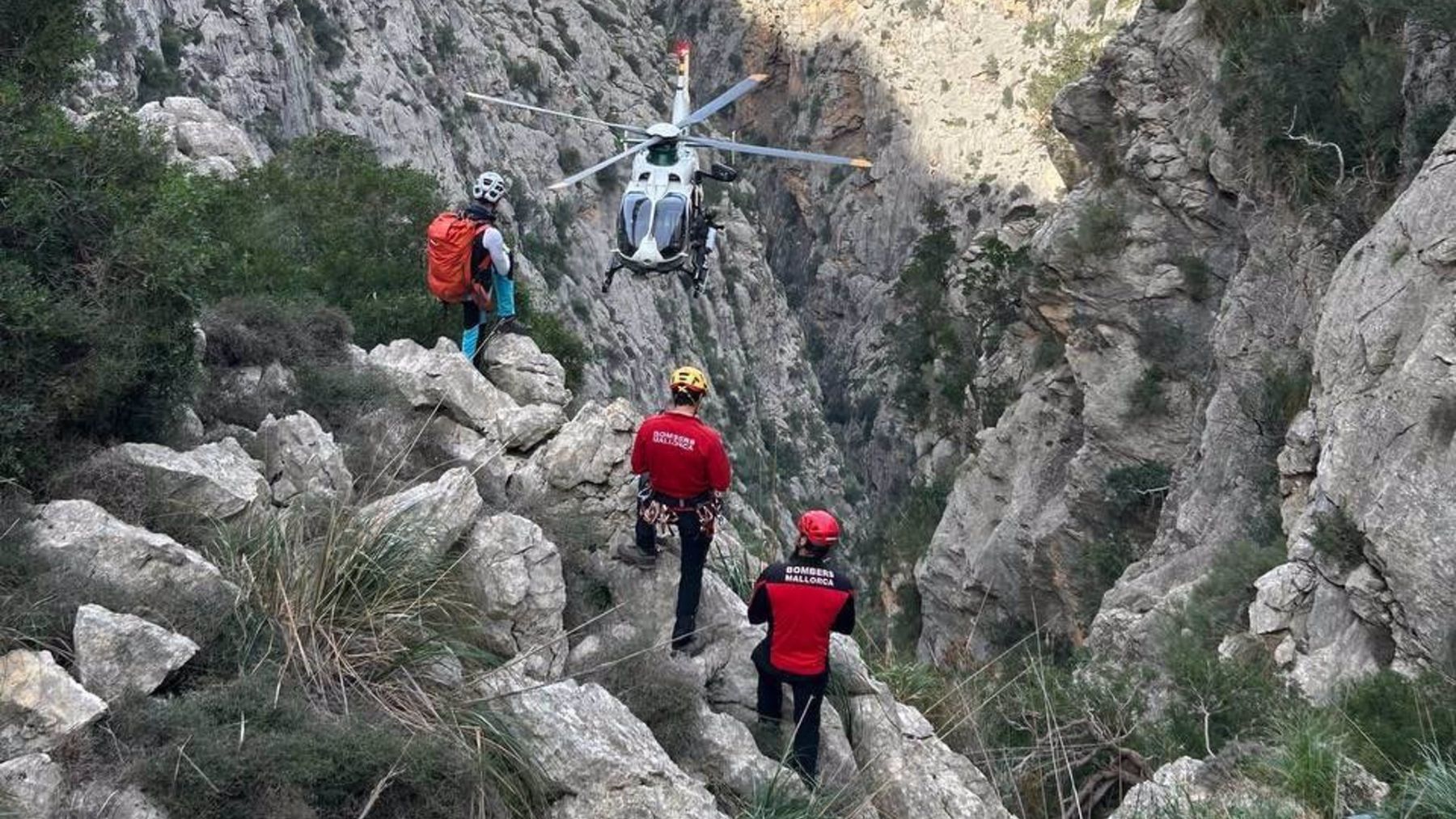 Rescate del barranquista en el primer rápel en el torrente del Clot d’Infern.