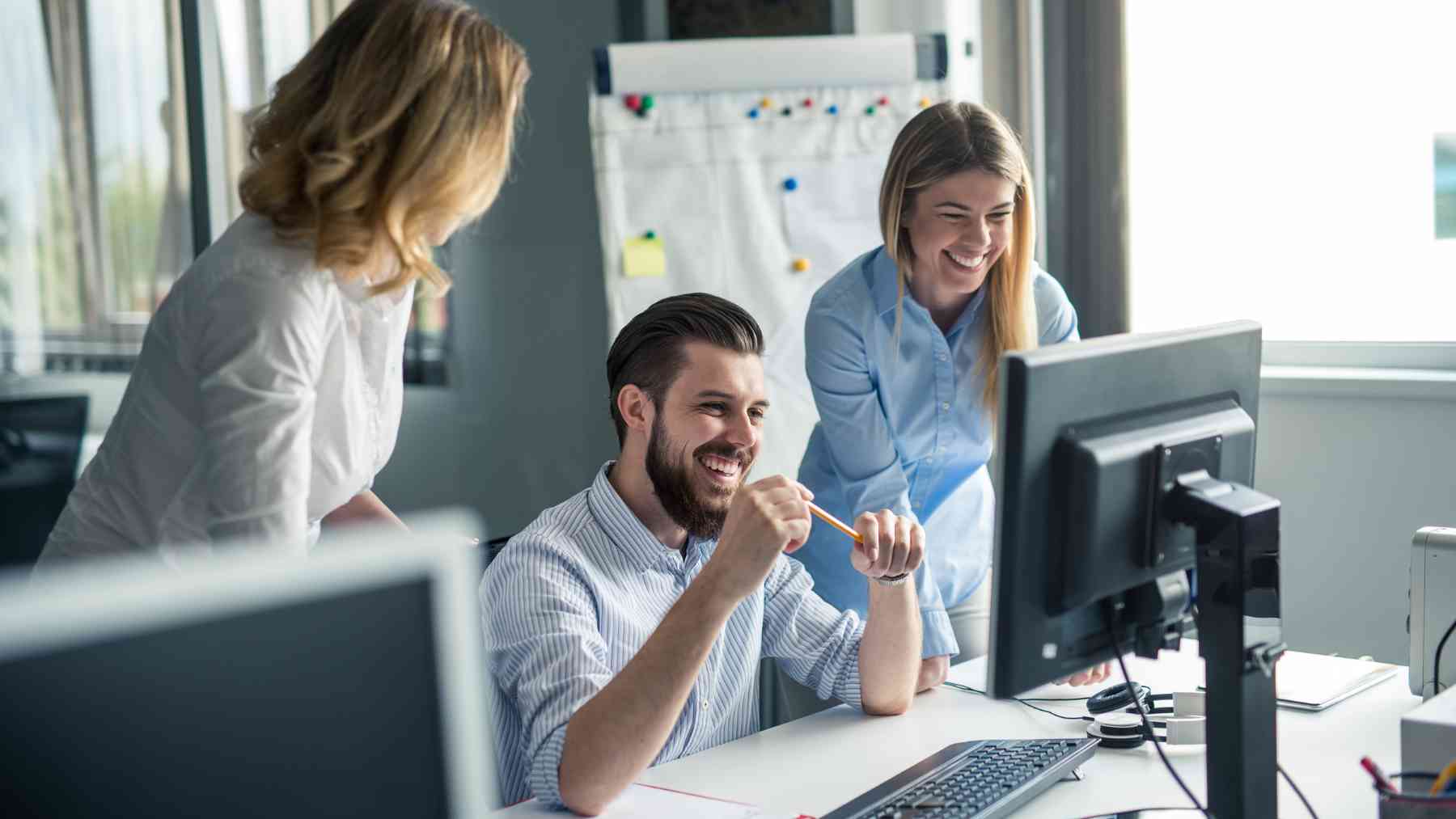 Empleados en la oficina.