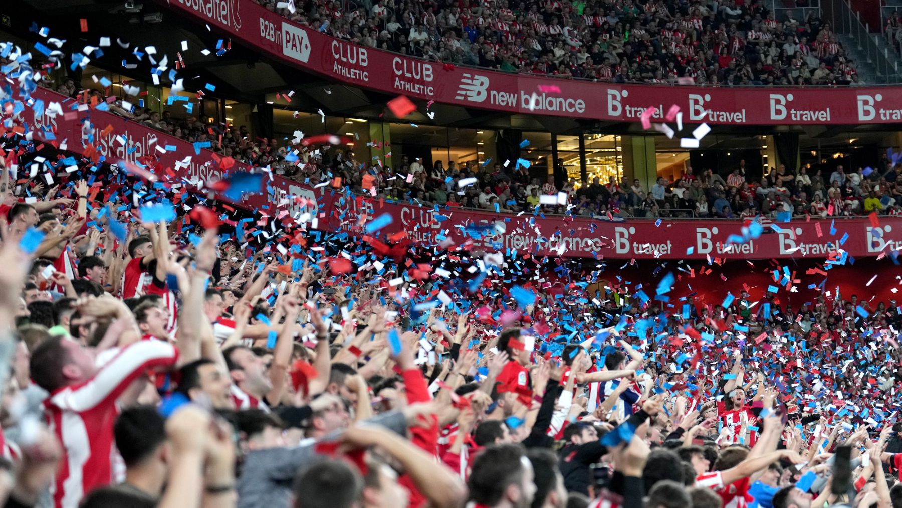 Aficionados del Athletic lanzan billetes con el escudo del Barcelona y la palabra ‘mafia’. (Getty)