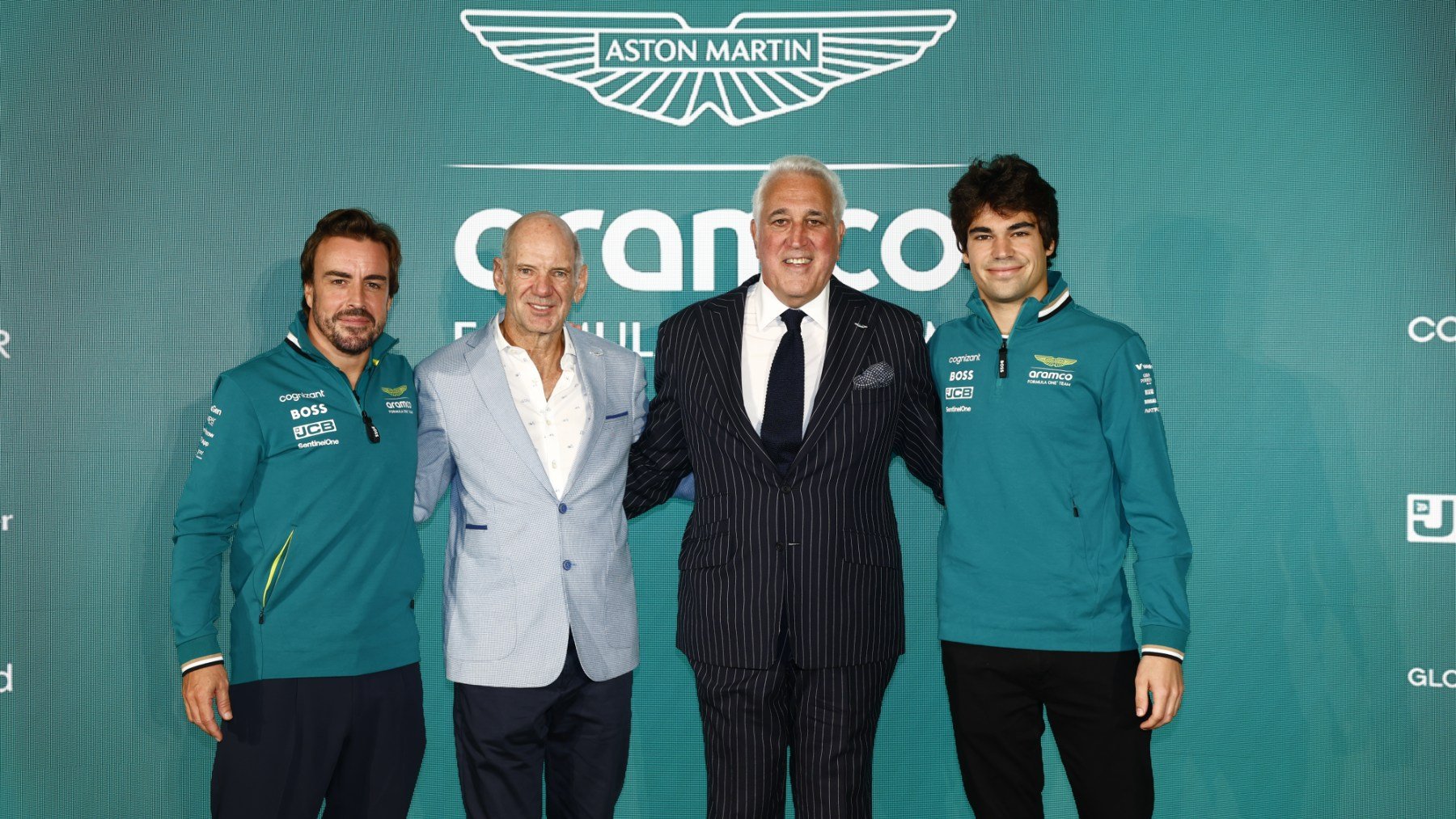 Fernando Alonso junto a Adrian Newey, Lawrence Stroll y Lance Stroll. (Getty)