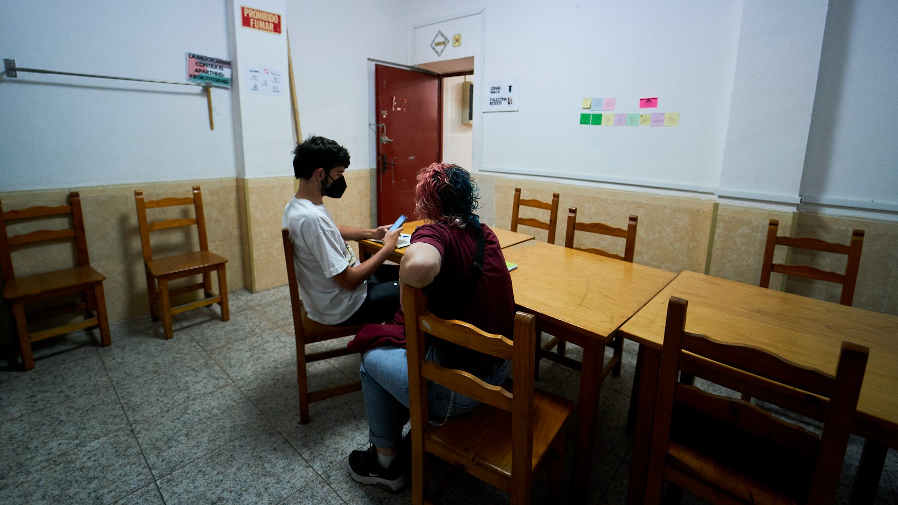 Dos personas son atendidas en un comedor social. (EP)